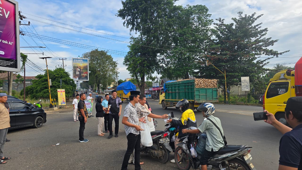 Ramadhan Berbagi, Sat Intelkam Polres Lampung Utara Bagikan Takjil di Jantung Kota