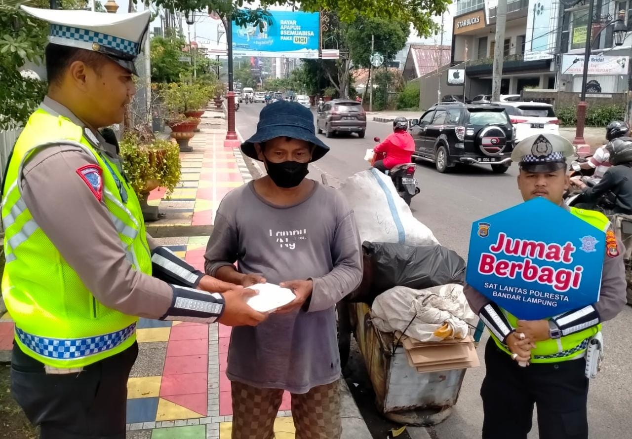 Bentuk Kepedulian Kepada Sesama, Satlantas Polresta Bandar Lampung Bagikan Nasi Kotak