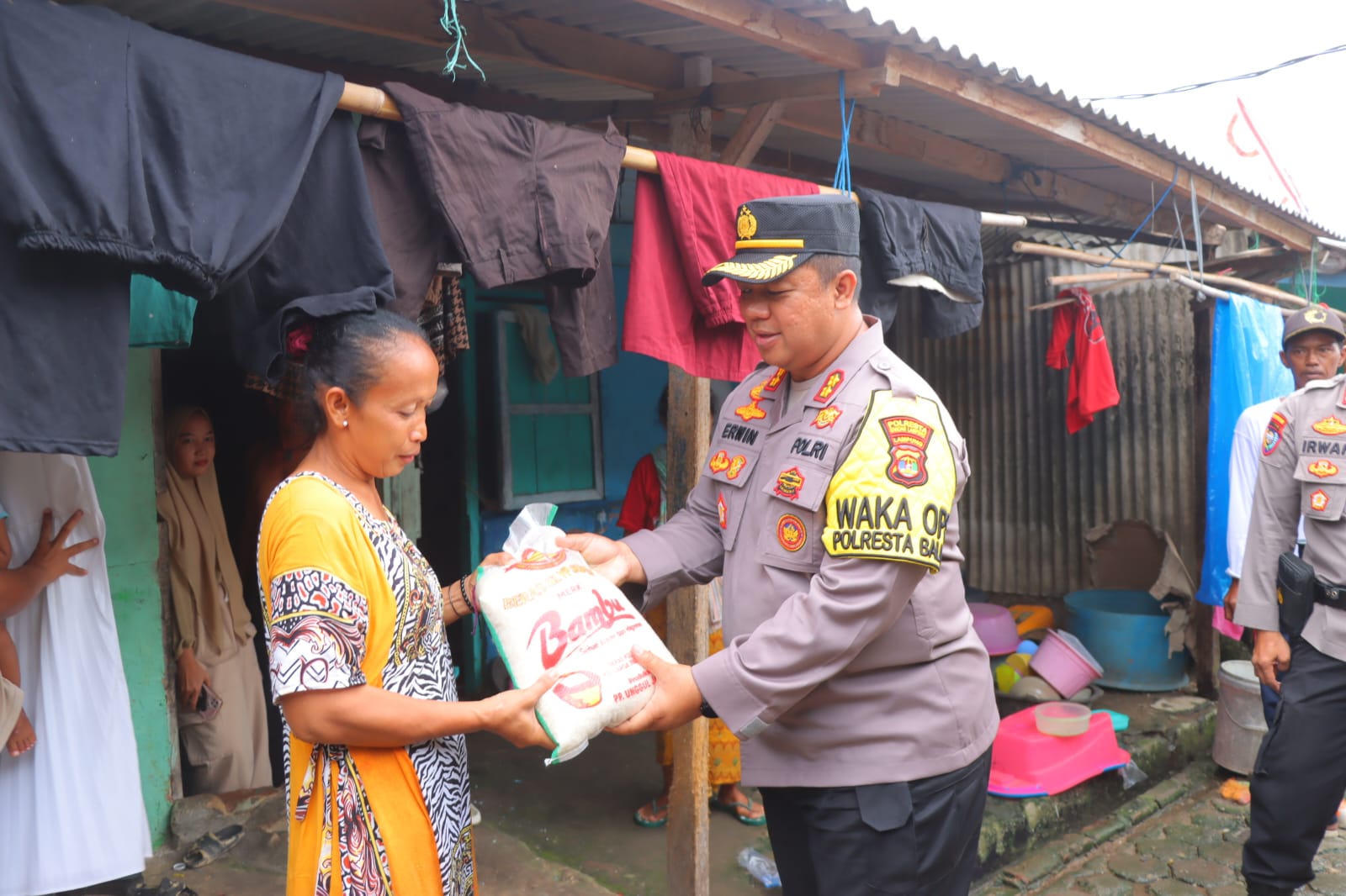 Polresta Bandar Lampung Salurkan Bansos ke Nelayan dan Warga Terdampak Cuaca Buruk