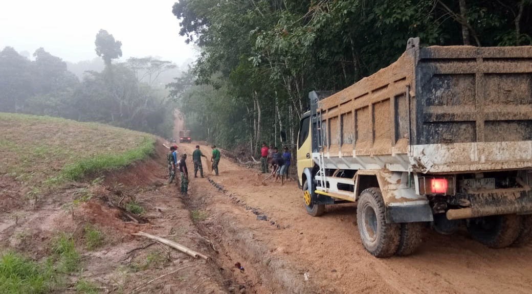 Warga Budi Lestari dan Satgas TMMD Kodim 0421 Gotong Royong Ratakan Pasir Jalan Onderlagh