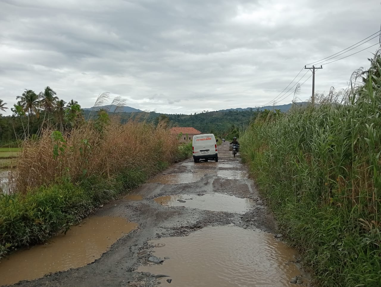 Disuntik Puluhan Miliar, Jalan Sukabumi–Suoh Jadi Prioritas, Warga Minta Perbaikan Maksimal