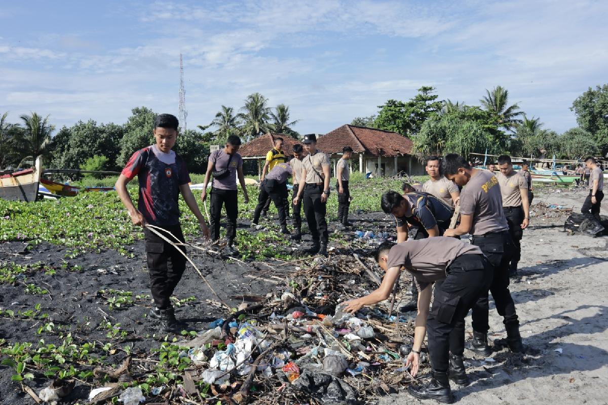 Sambut Hari Bhayangkara ke-78, Polres Pesisir Barat Bersihkan Sampah di Pantai Kuala Stabas