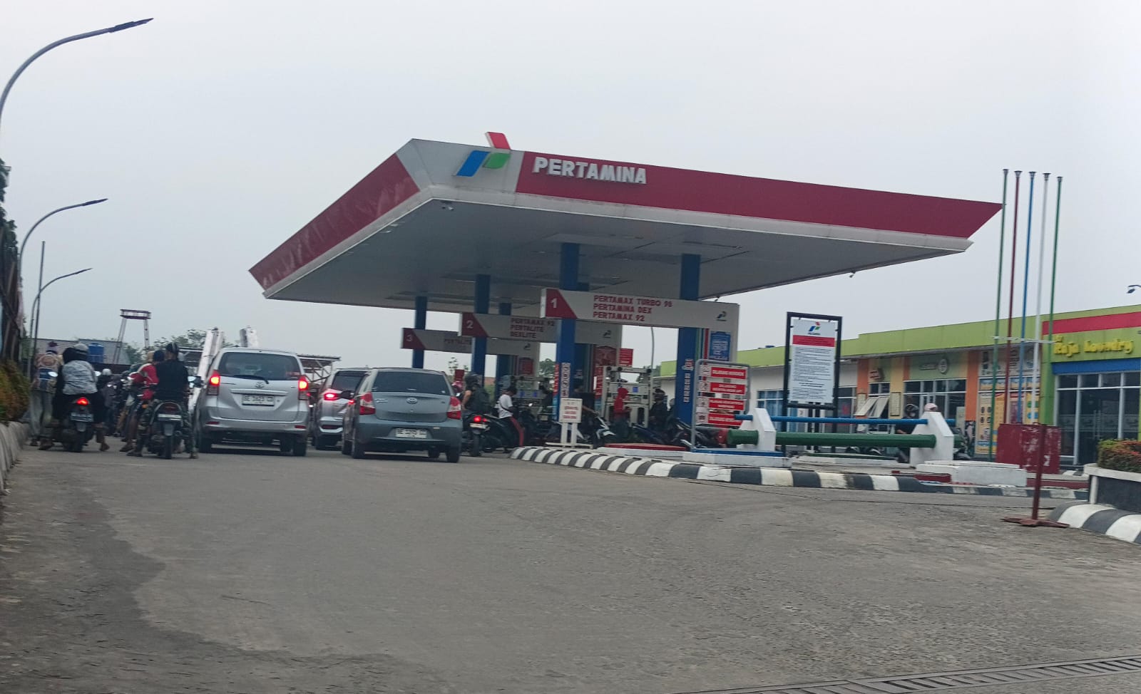 Kenaikan BBM Nonsubsidi, Warga Bandar Lampung Ramai Beralih ke BBM Subsidi