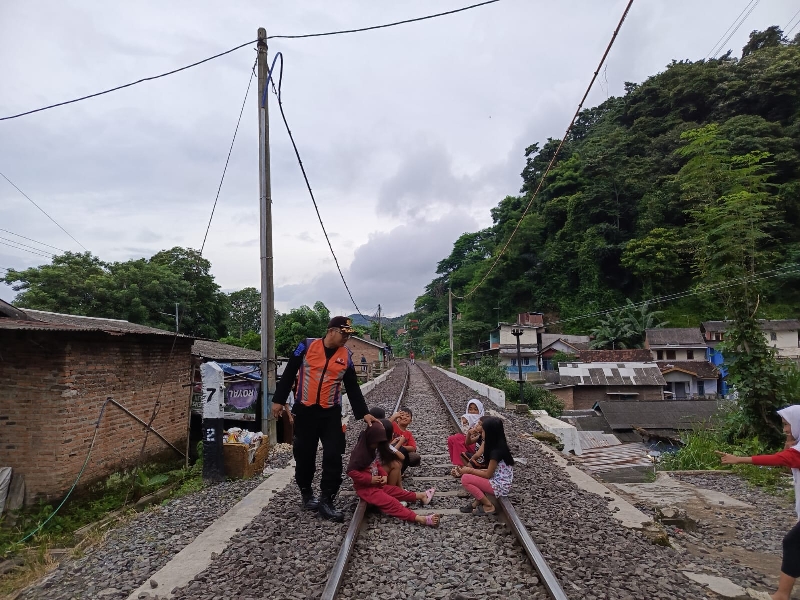 KAI Divre IV Tanjung karang Imbau Warga Tidak Ngabuburit di Sekitar Rel Kereta