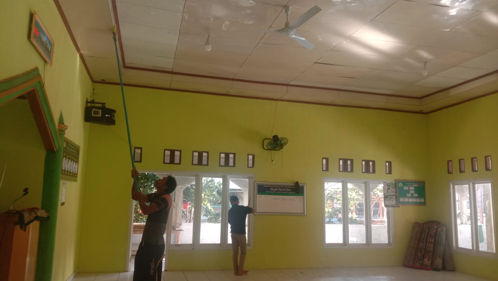 Sambut Idul Adha, Muda-Mudi Pekon Sukamaju Bantu Bersihkan Masjid Nurul Iman