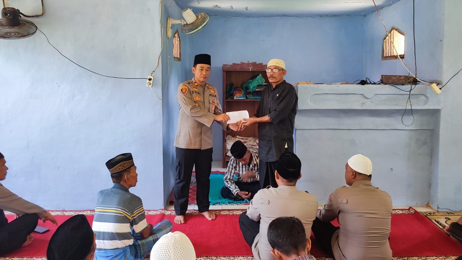 Polsek Bengkunat Gelar Jumat Keliling di Masjid Miftahul Jannah
