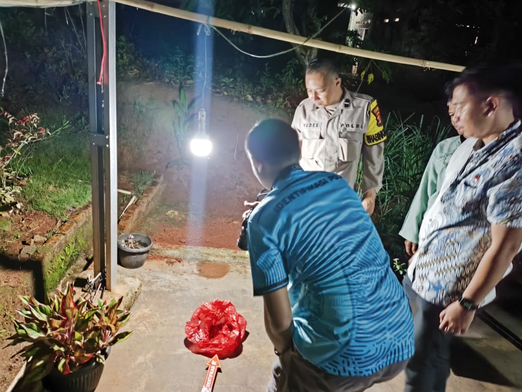 Warga Kotabumi Geger, Bayi Laki-laki Ditemukan Terbungkus Plastik di Kandang Sapi