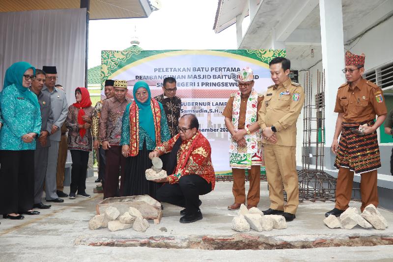 Pj Gubernur Lampung Letakkan Batu Pertama Pembangunan Masjid di SMAN 1 Pringsewu