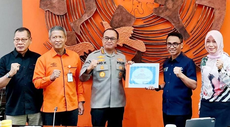 Direktur Utama PT Pos Indonesia Persero Beri Piagam Karya Jasa ke Kapolresta Bandarlampung