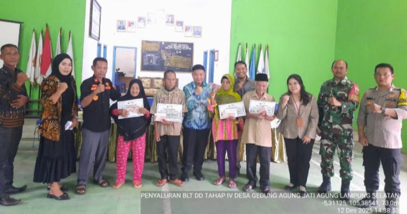 13 Masyarakat Gedung Agung Datangi Kantor Desa, Ada Apakah Kiranya ?