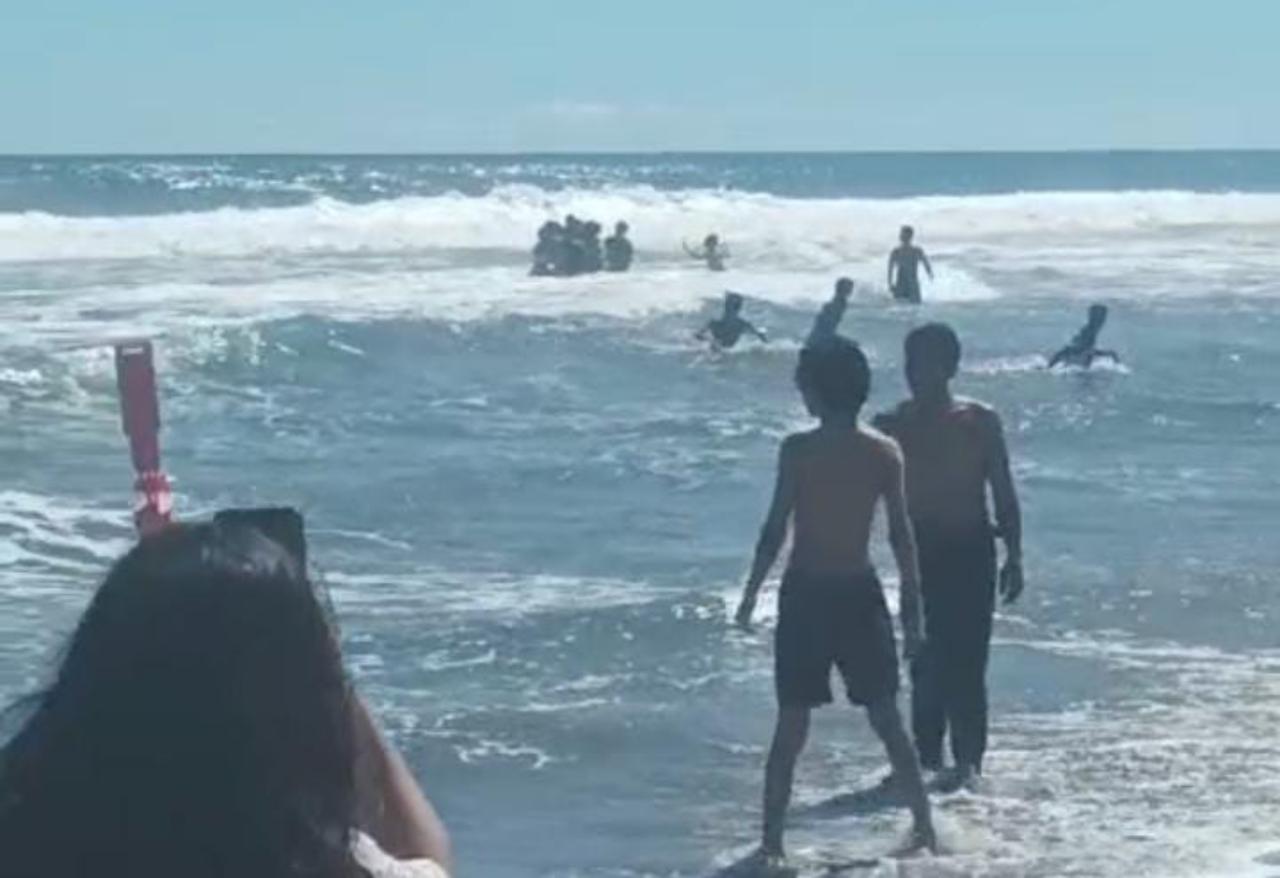 Tiga Remaja Tenggelam di Pantai Mandiri, Satu Masih Hilang