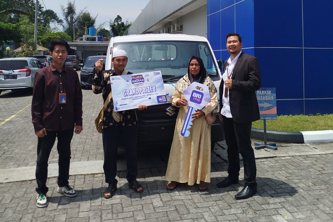 BRI Kanca Liwa Panen Hadiah Simpedes, Petani Sumber Jaya Bawa Pulang Suzuki New Carry FD