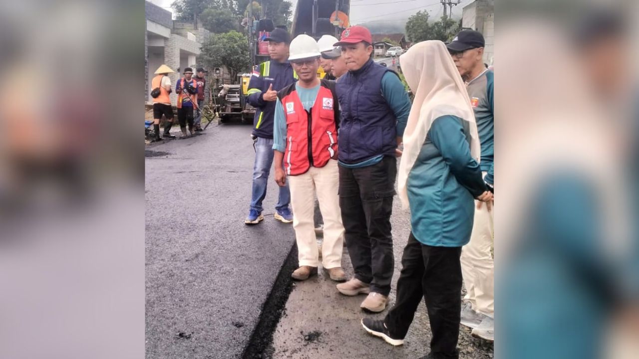 Warga Sambut Gembira Pengaspalan Jalan Pekon Waspada