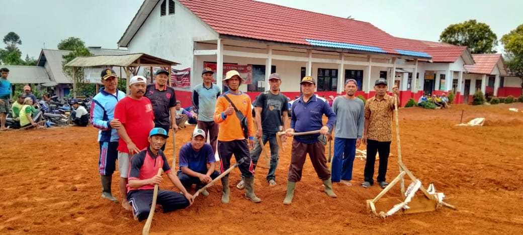 Peratin Karangagung Kembali Gerakkan Warga Tata Halaman SDN 2