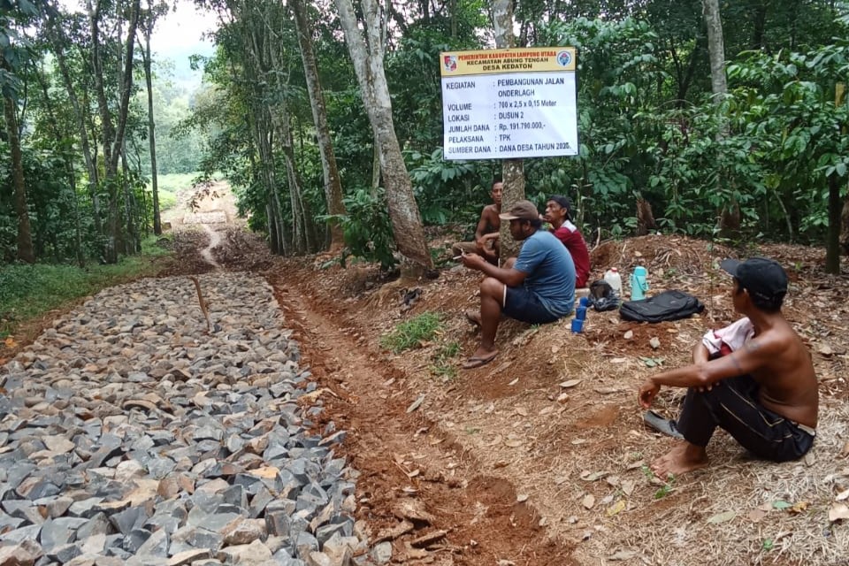 Pembangunan Jalan Onderlagh di Desa Kedaton Rampung Akhir Februari 2025