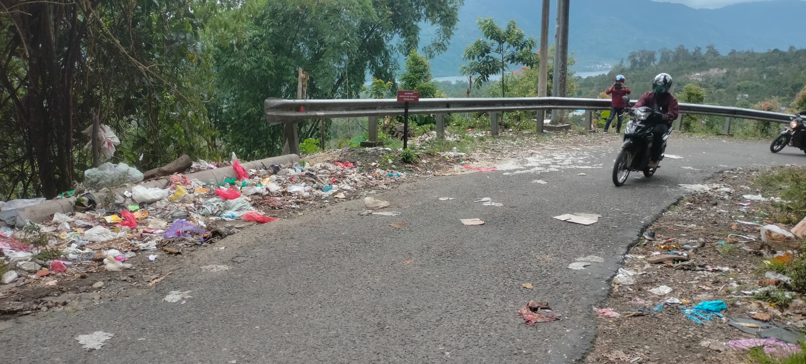 Memprihatinkan! Sampah Berserakan di Jalan Wisata Lumbok Seminung