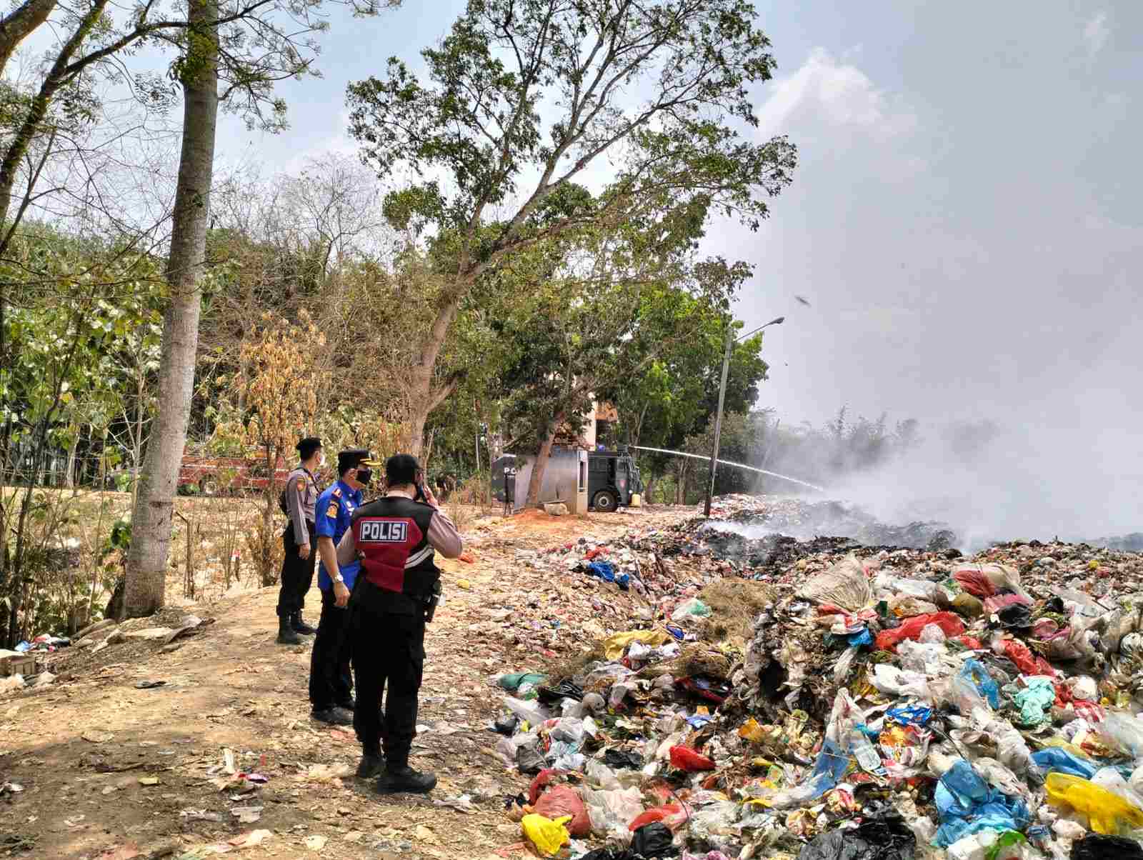 Polres Lampung Utara Bantu Pemadaman Kebakaran di TPA Alamkari Kotabumi