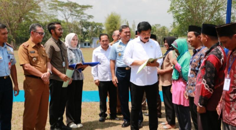 Kunker ke Lampung, Menteri ATR/BPN Hadi Tjahjanto Serahkan Sertifikat Secara Door to Door ke Masyarakat 