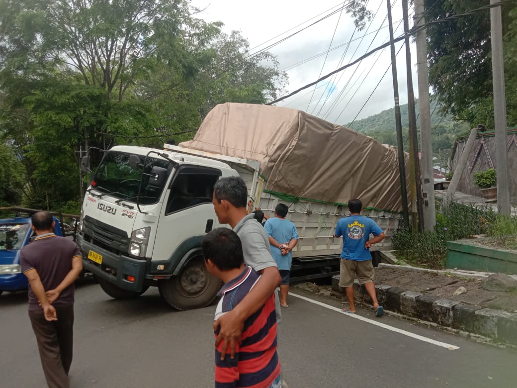 Kelebihan Muatan, Truk GIGA Tak Kuat Menanjak Terperosok Di Tanjakan ...