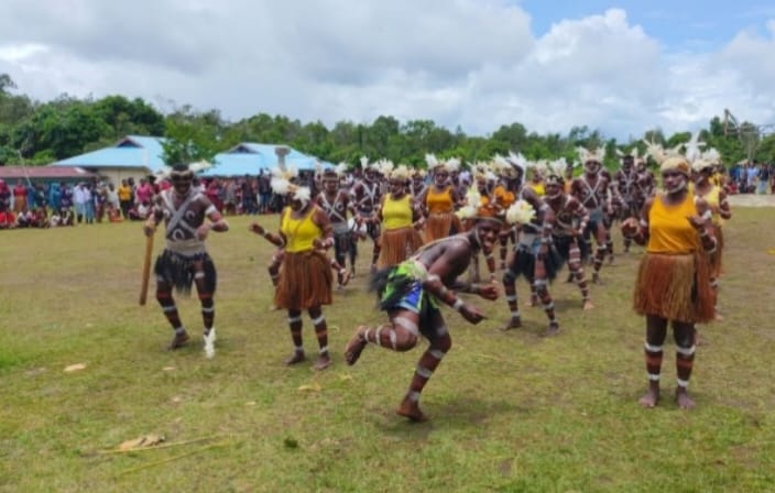 Tradisi Syukur Suku Asmat yang Sarat Makna adalah : Tarian Pesta Ulat Sagu