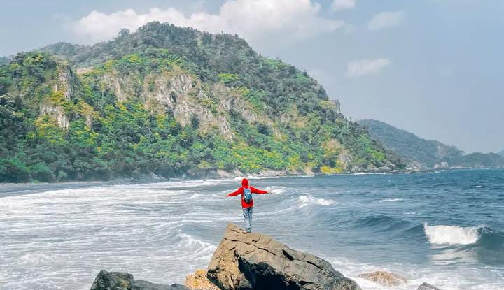 Eksotis dan Sepi, Pantai Pintasan Tawarkan Lanskap Batu Hitam Lampung