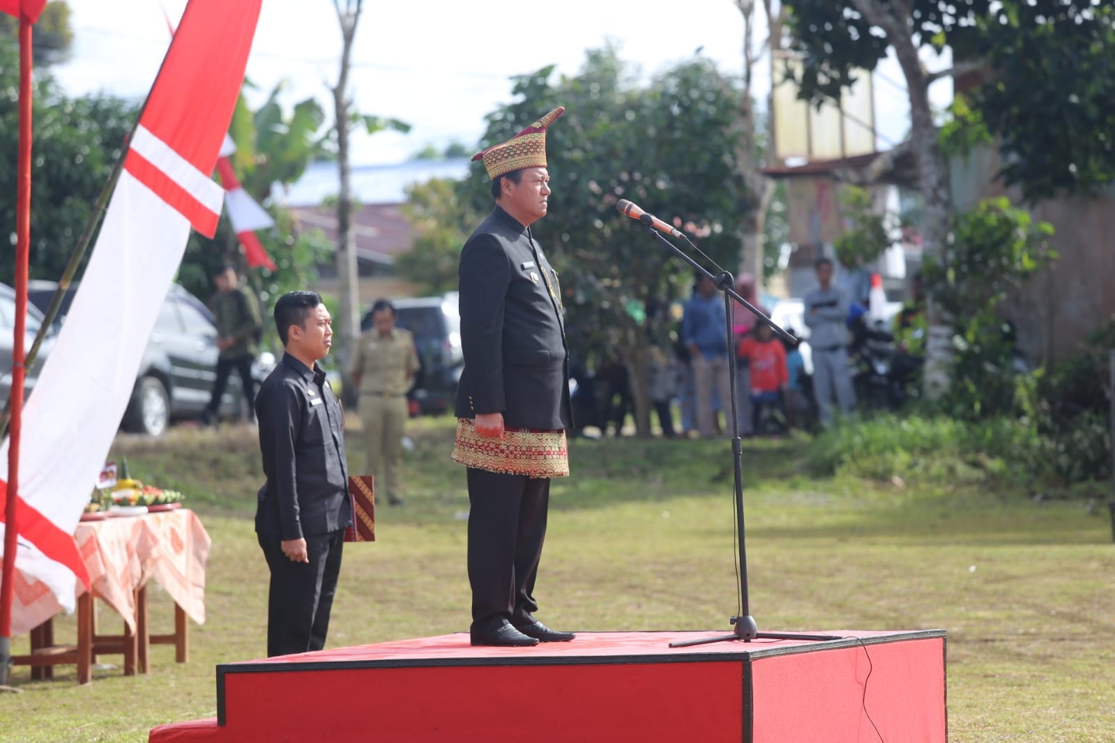 Gelar Upacara Hardiknas 2023, Pj Bupati Lambar dan Peserta Upacara Kenakan Pakaian Adat 