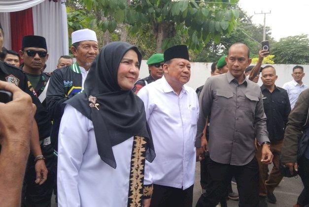 Mendaftar ke KPU, Eva-Deddy Diarak dengan Tambur Hingga Barongsai