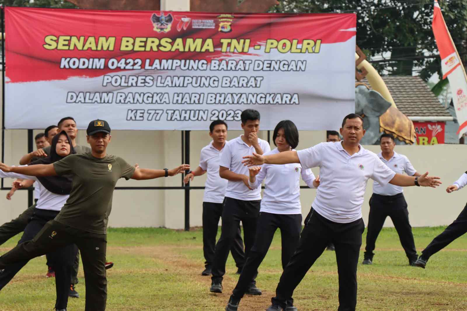 Kompak, Dandim 0422 dan Kapolres Lampung Barat Boyong Anggota Senam Bersama