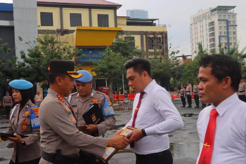 Tangkap DPO Curanmor Saat Ulang Tahun, Kapolresta Bandar Lampung Beri Penghargaan kepada Dua Personel