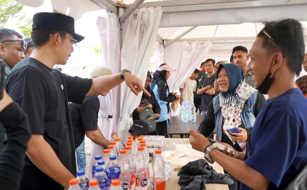 Bupati Egi Borong Jajanan UMKM di Tengah Meriahnya IDS Sumatra 2026