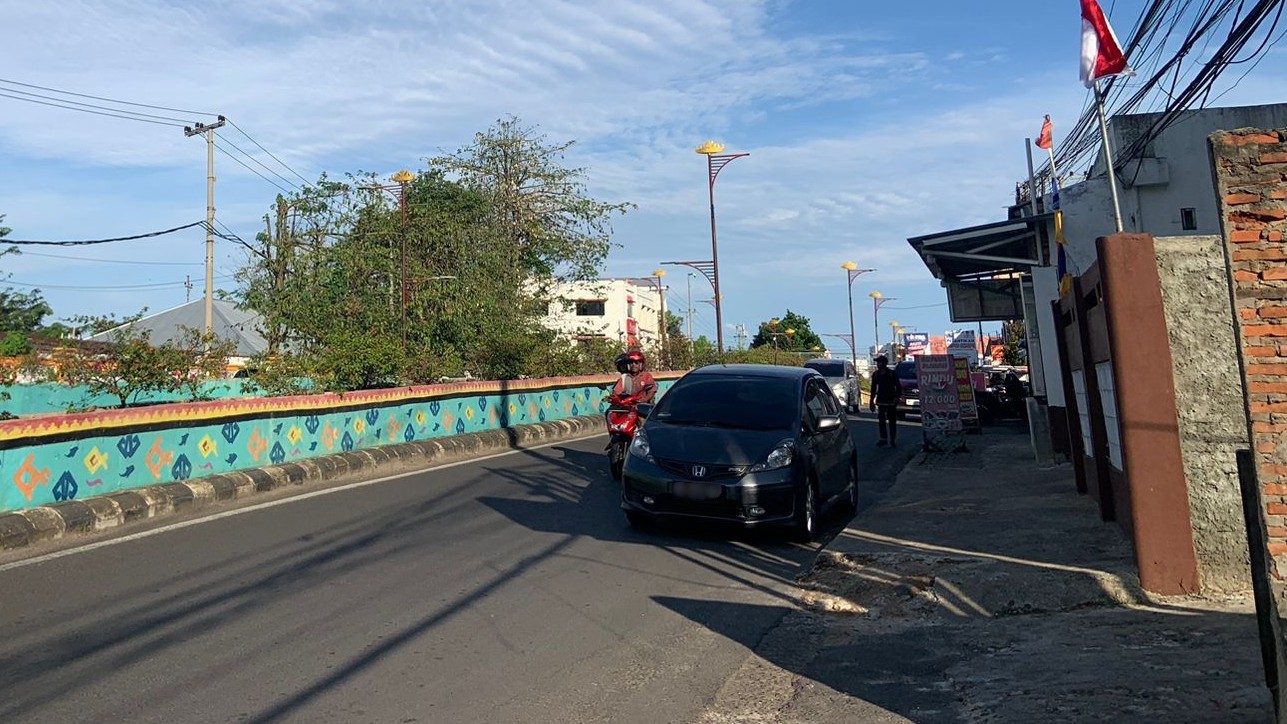 Parkir Liar Sepanjang Sekitar Underpass UNILA Bikin Jalan Makin Sempit dan Macet