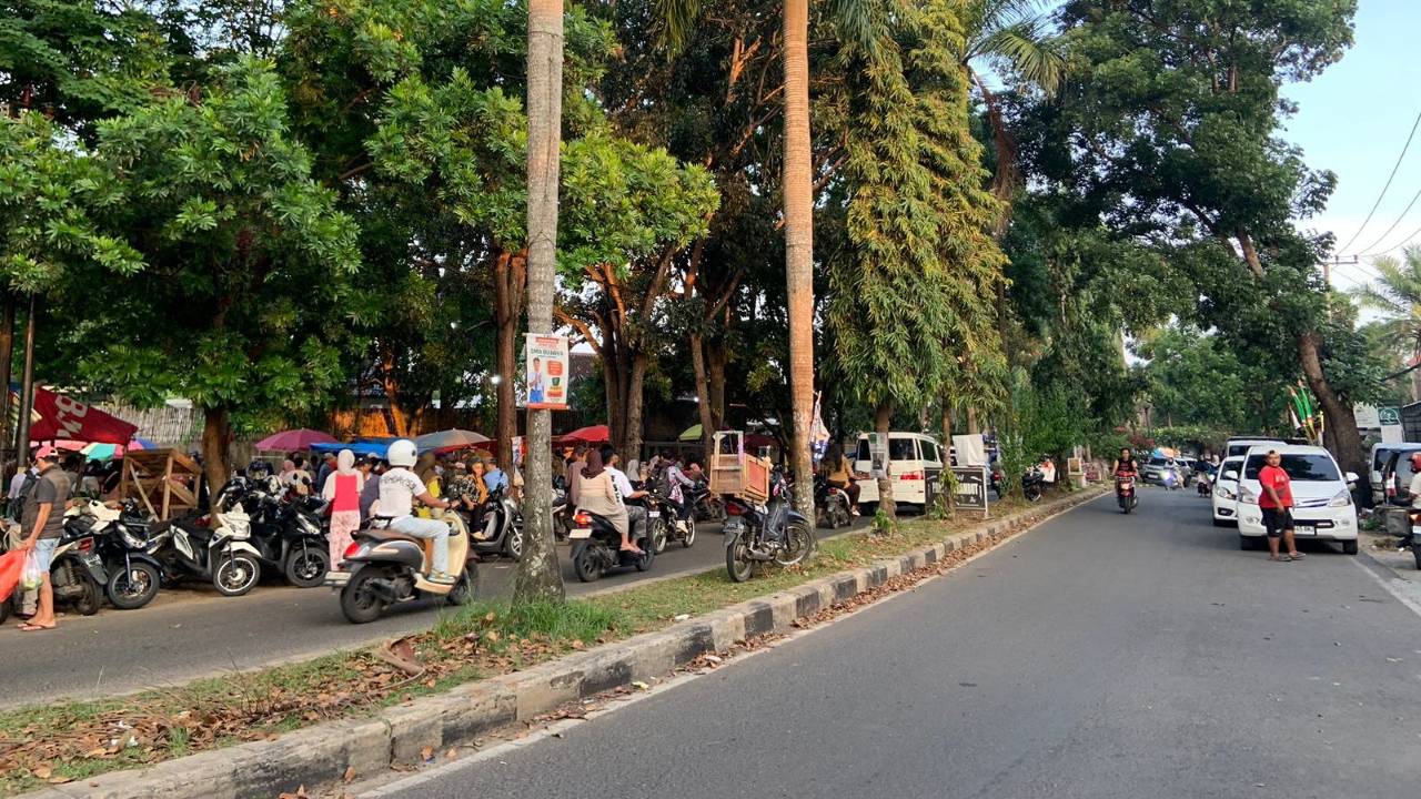Parkir Liar di Pasar Tempel BKP Sebabkan Kemacetan, Warga Minta Lahan Resmi Disediakan