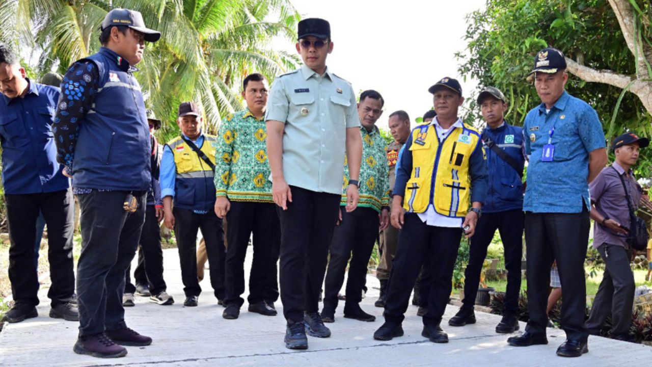 Bupati Egi Tinjau Jalan Beton Rajabasa demi Akses Aman bagi Pelajar dan Warga