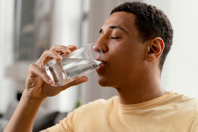 Wajib Tahu, Ini Manfaat Minum Air Putih yang Cukup