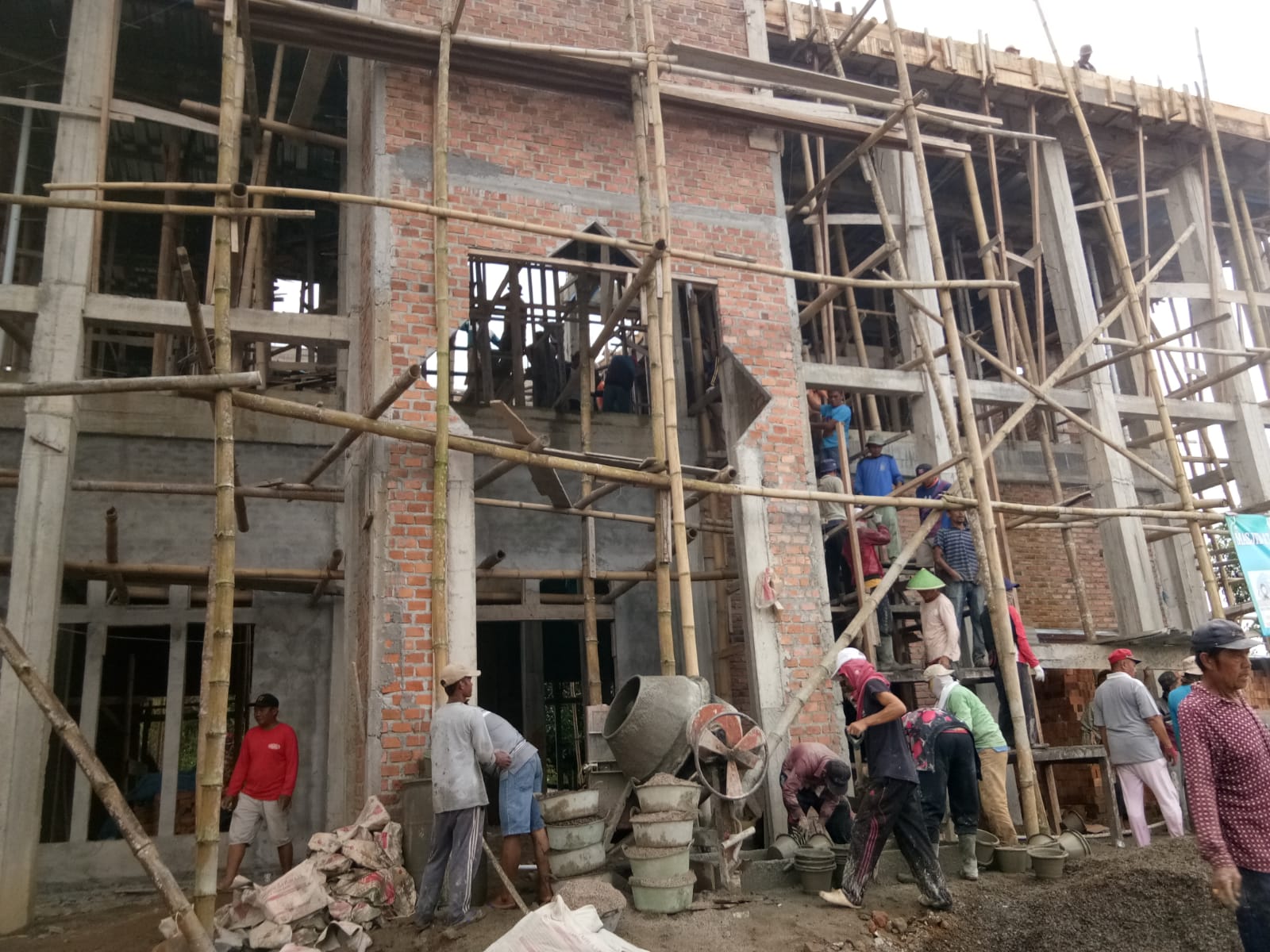 Dukung Percepatan Pembangunan Masjid At-Taqwa, Warga Pekon Kenali Gotong Royong
