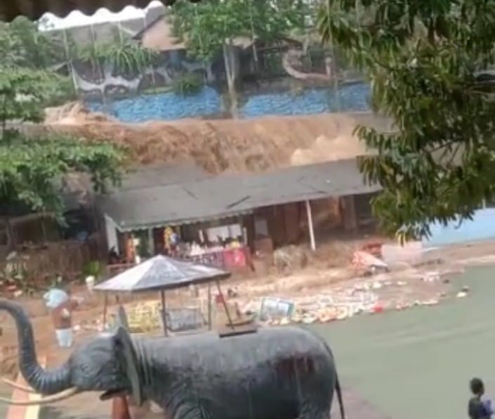 Tembok Pagar Jebol, Kolam Renang Butterfly Dihantam Banjir