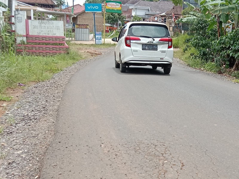 Proyek Jalan Hotmix Anggaran PEN di Kecamatan Airhitam Mulai Rusak
