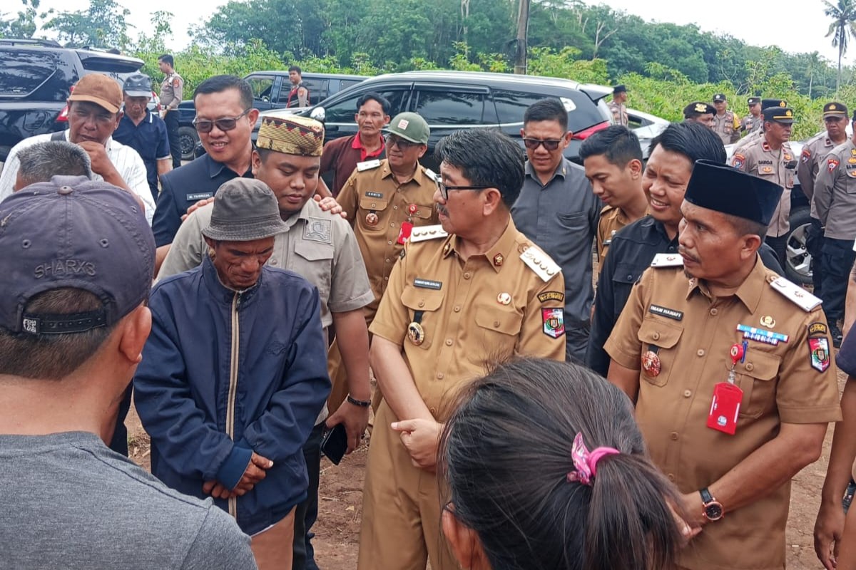 Bupati dan Ketua DPRD Lampung Utara Kunjungi Korban Angin Puting Beliung di Kotabumi