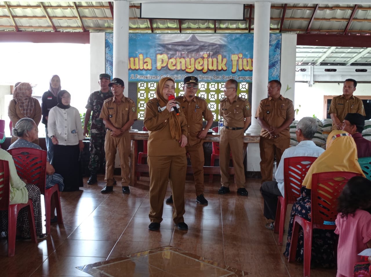 Wali Kota Bandar Lampung Menyerahkan Bantuan Beras dari Pemerintah Pusat 