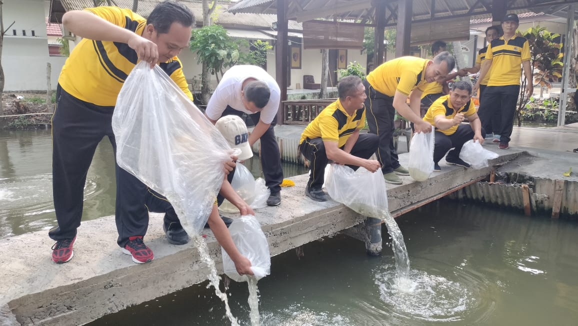 Polsek Teluk Betung Timur Tebar 10 Ribu Benih Ikan Air Tawar untuk Dukung Ketahanan Pangan