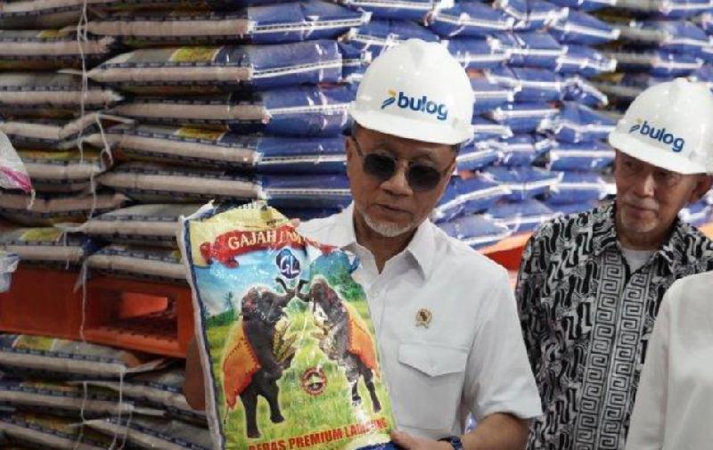 Menko Pangan Zulhas Pastikan Stok Beras di Lampung Menjelang Nataru Aman