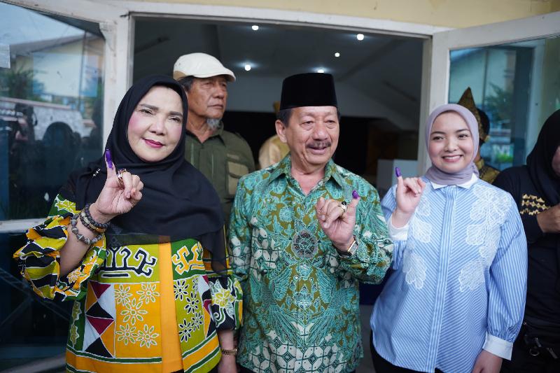 Bersama Keluarga, Bunda Eva Dwiana Nyoblos di TPS 05 Palapa Taman Budaya