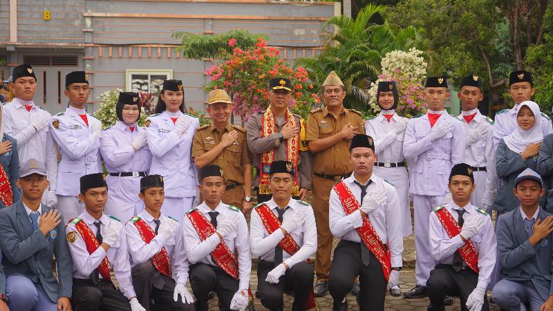 Wakapolda Lampung Sampaikan Amanat Dalam Upacara Bendera di SMAN 2 Bandar Lampung