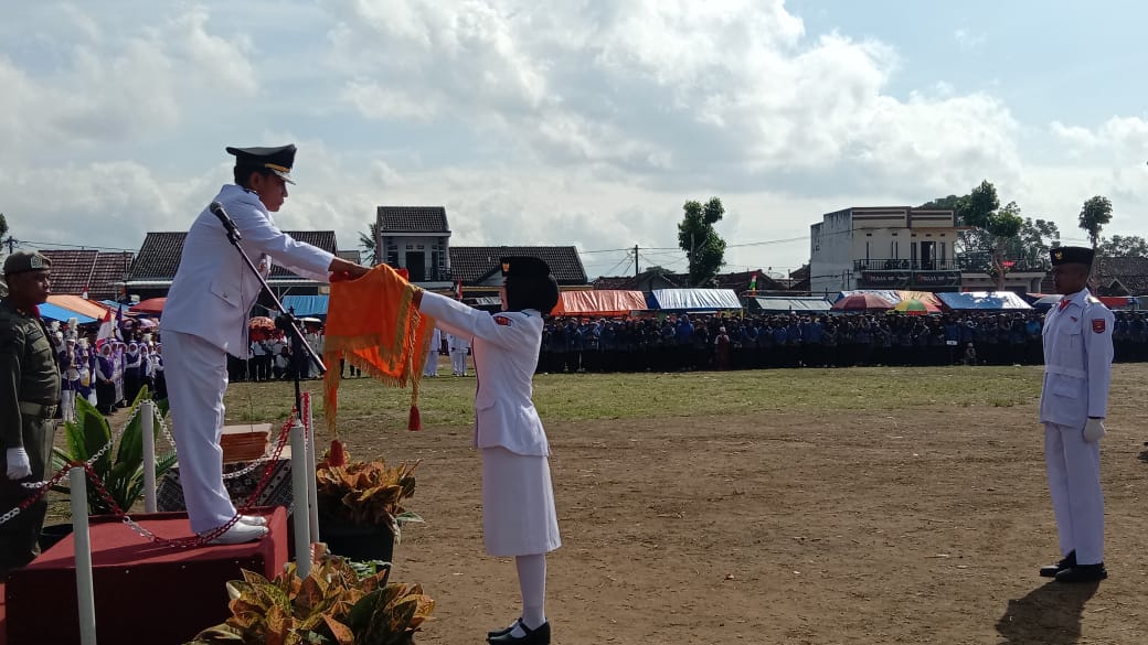 Semangat Kemerdekaan! Merah Putih Berkibar Gagah di Langit Way Tenong