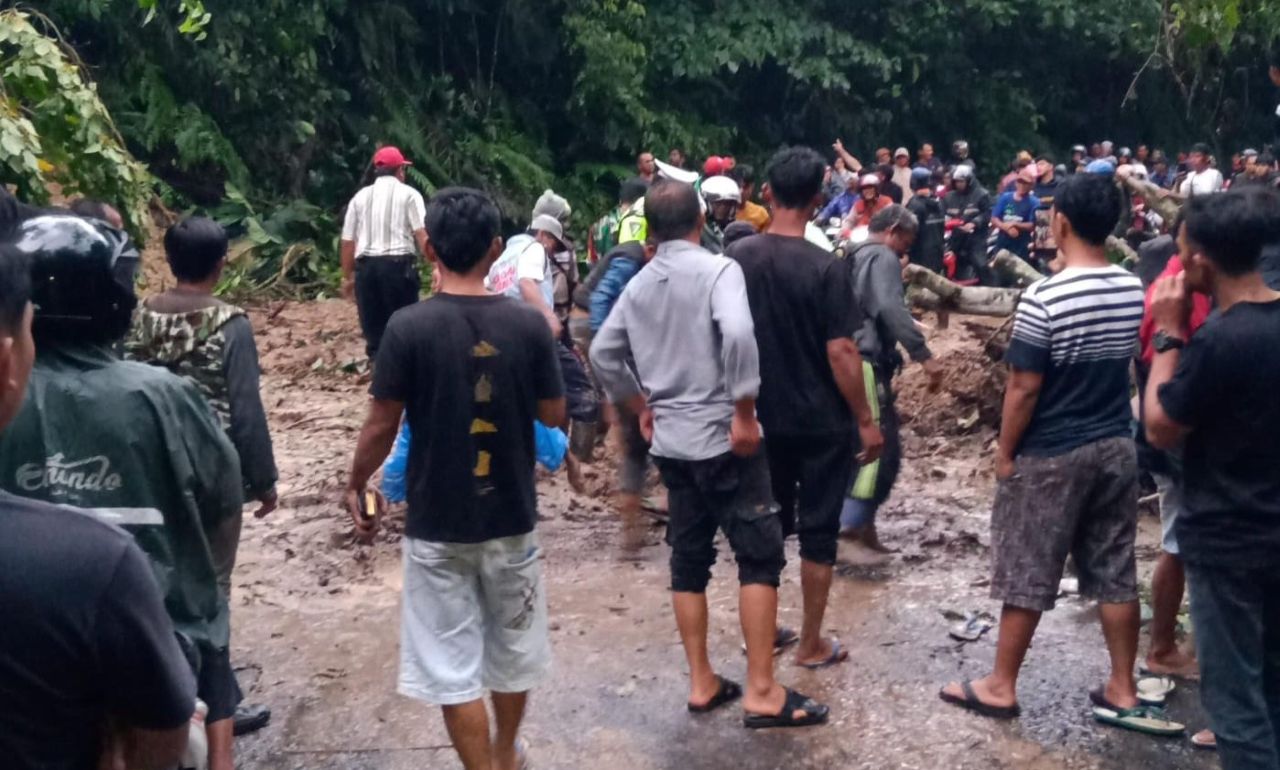 Jalan Liwa–Sumsel di Padang Cahya Tertutup Longsor, Kendaraan Roda Empat Terhambat