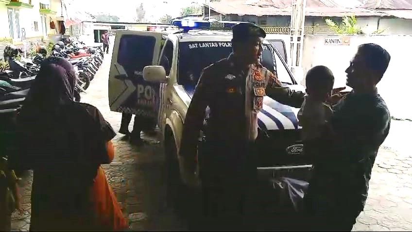 Aksi Heroik Polisi Bantu Evakuasi Pasien yang Hendak Melahirkan Terjebak di Jalan Longsor Liwa-Krui