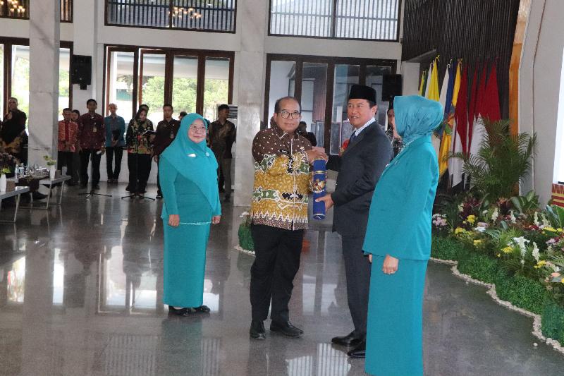 Pj Gubernur Samsudin Serahkan SK Perpanjangan Penjabat Bupati Lampung Barat