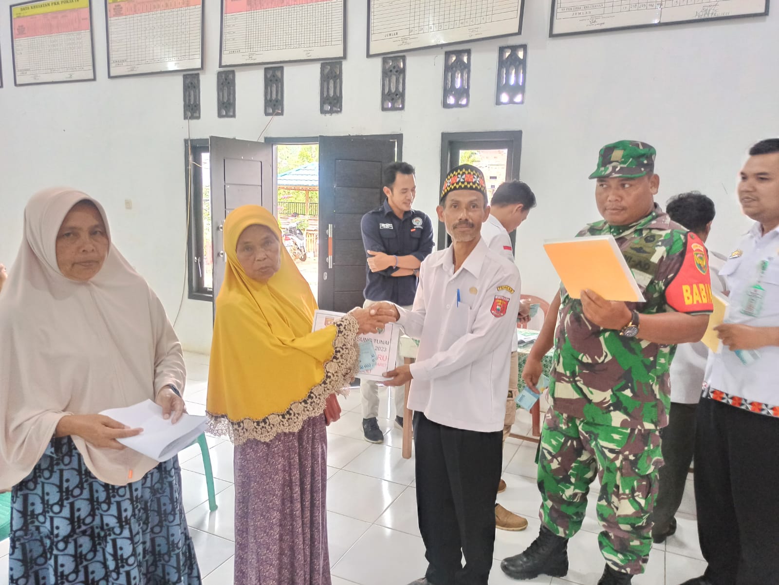 Salurkan BLTDD Triwulan l, Peratin Muara Baru Berharap Ekonomi Warga Semakin Membaik 