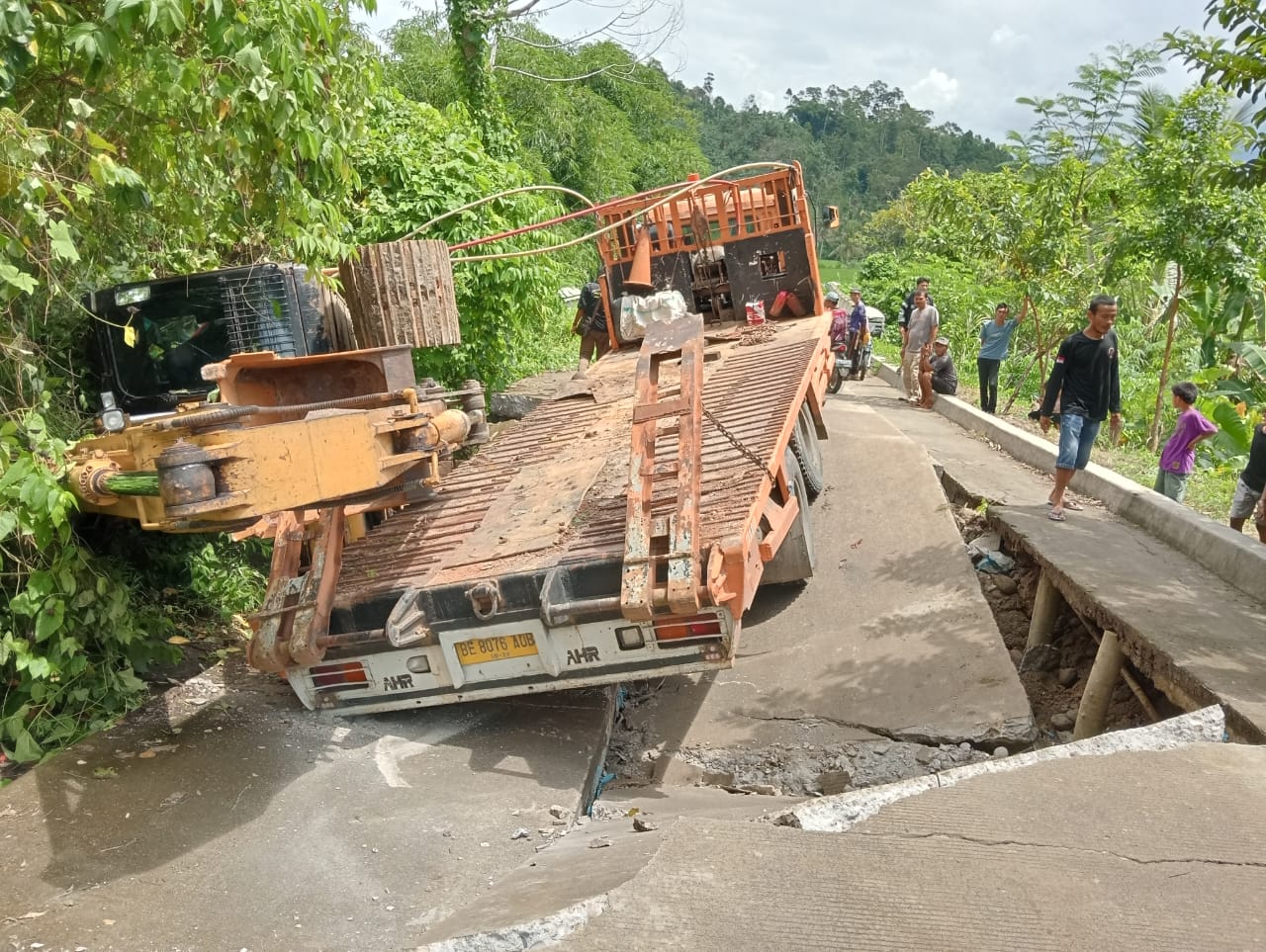 Jalan Sukabumi-Suoh Amblas, Lalu Lintas Lumpuh Total