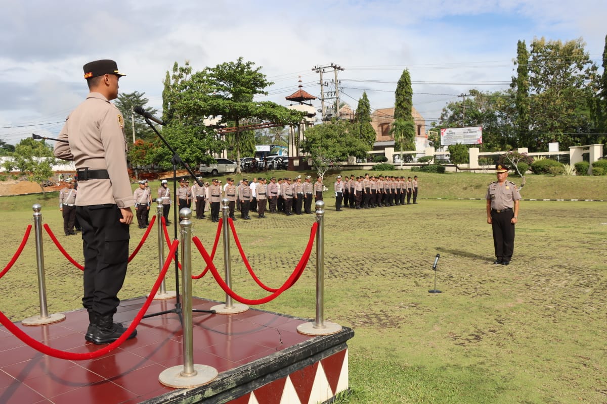Kapolres Lampung Utara Pimpin Upacara Kenaikan Pangkat dan Pemberian Reward Personel